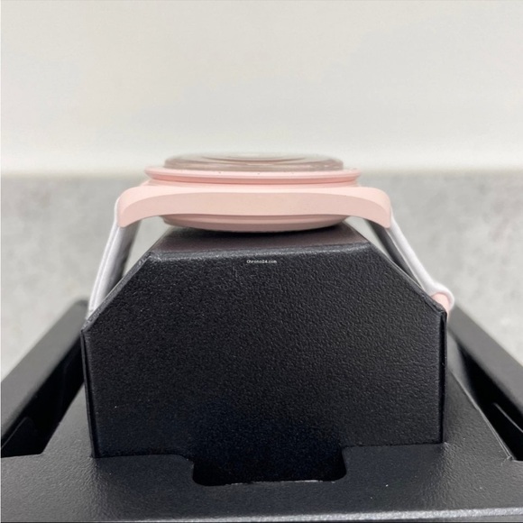 Swatch X Omega Bioceramic Moonswatch Mission to Venus - Picture 5 of 9